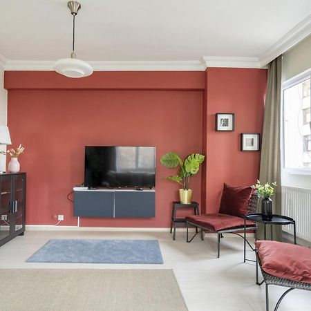 Modern Flat With Balcony On Bagdat Street Appartement Istanboel Buitenkant foto