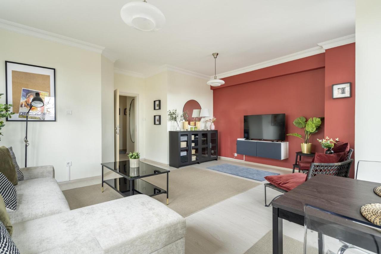 Modern Flat With Balcony On Bagdat Street Appartement Istanboel Buitenkant foto