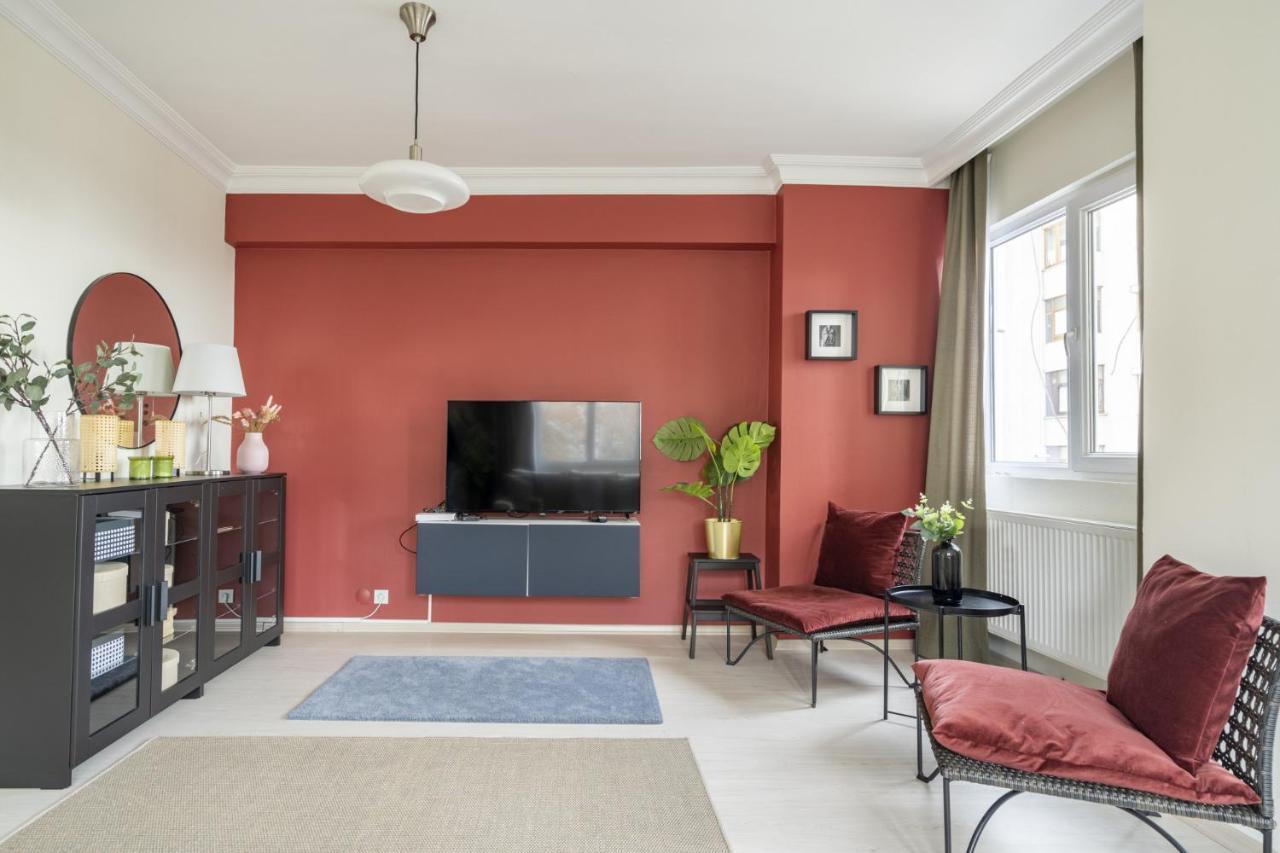 Modern Flat With Balcony On Bagdat Street Appartement Istanboel Buitenkant foto