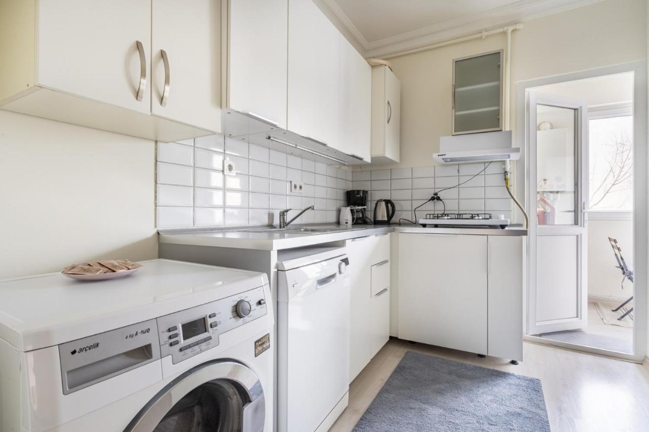 Modern Flat With Balcony On Bagdat Street Appartement Istanboel Buitenkant foto