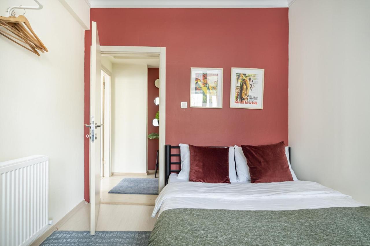 Modern Flat With Balcony On Bagdat Street Appartement Istanboel Buitenkant foto
