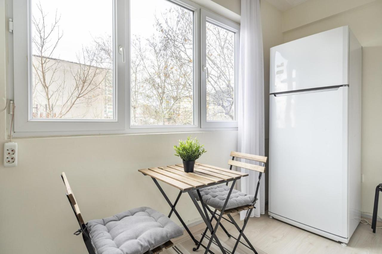 Modern Flat With Balcony On Bagdat Street Appartement Istanboel Buitenkant foto