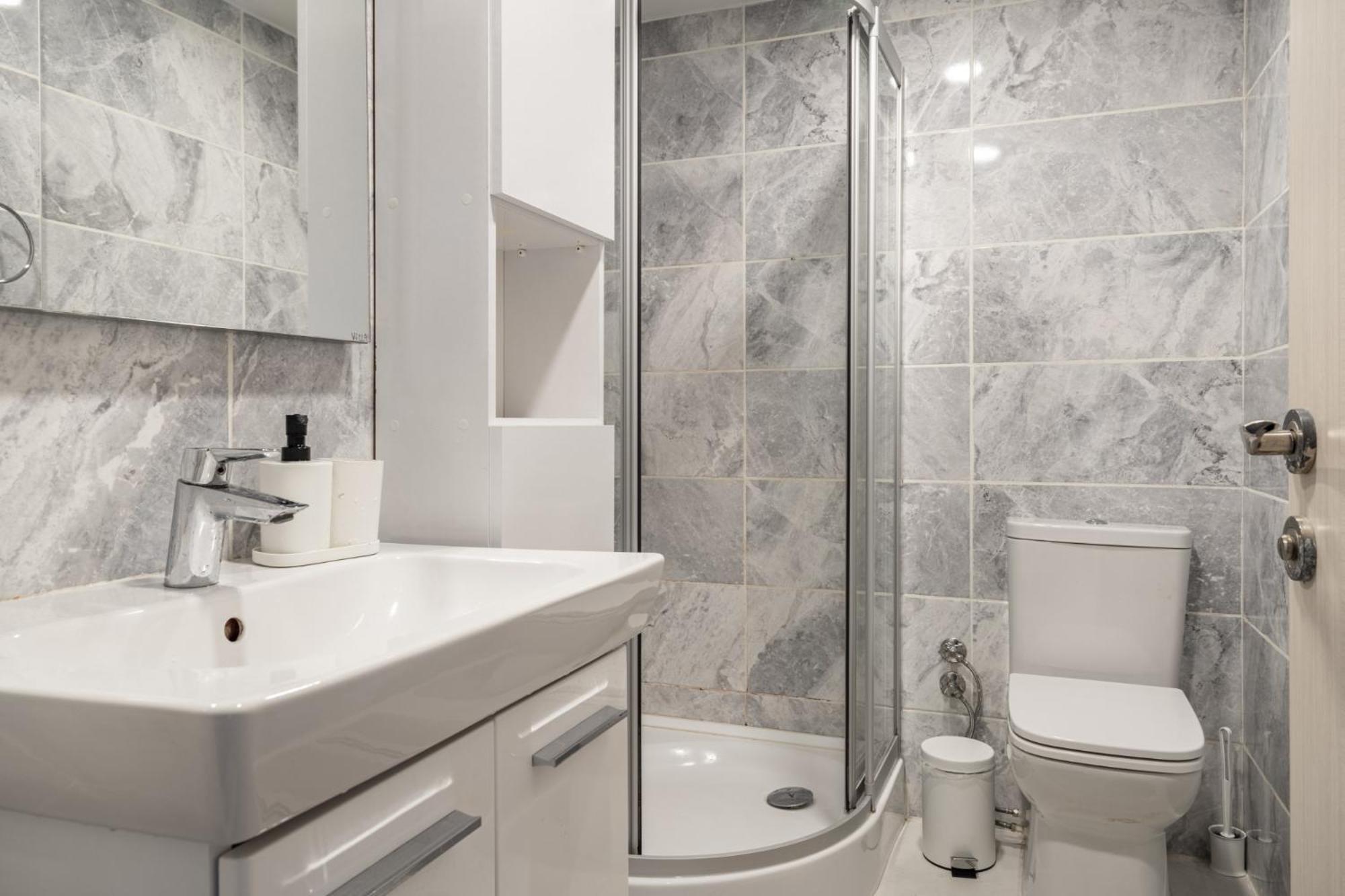 Modern Flat With Balcony On Bagdat Street Appartement Istanboel Buitenkant foto