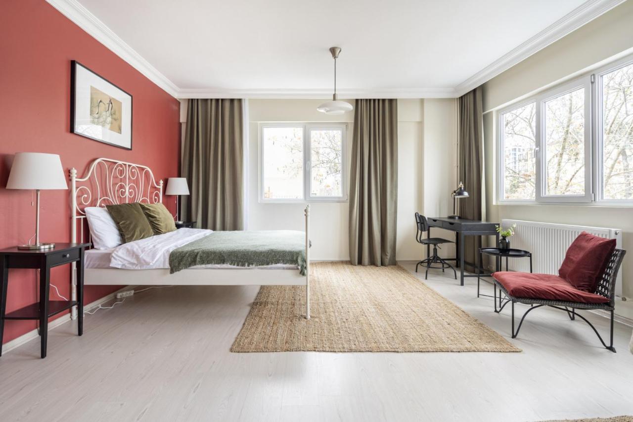 Modern Flat With Balcony On Bagdat Street Appartement Istanboel Buitenkant foto